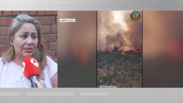 Una vecina llora tras su evacuaci&oacute;n por el incendio de Almorox