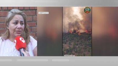 Las lágrimas de impotencia de Luciana, evacuada del incendio de Almorox, Toledo, con las llamas quemando las casas: 