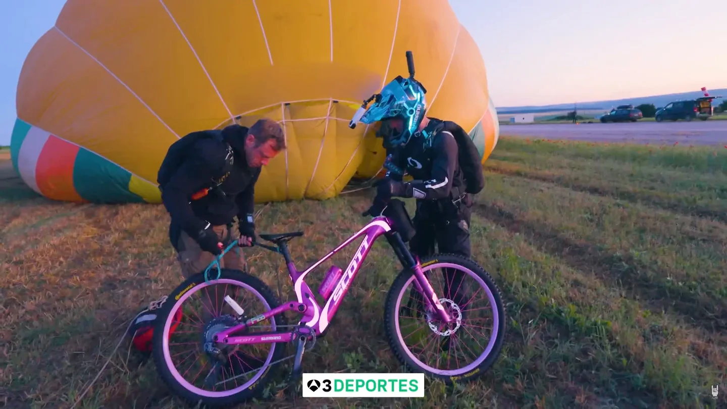 Elias Schwarzler, primera persona en recorrer la parte superior de un globo aerostático en bici Elias Schwarzler, primera persona en recorrer la parte superior de un globo aerostático en bici