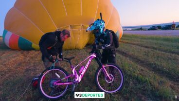 Elias Schwarzler, primera persona en recorrer la parte superior de un globo aerost&aacute;tico en bici