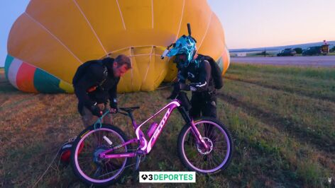 Elias Schwarzler, primera persona en recorrer la parte superior de un globo aerost&aacute;tico en bici