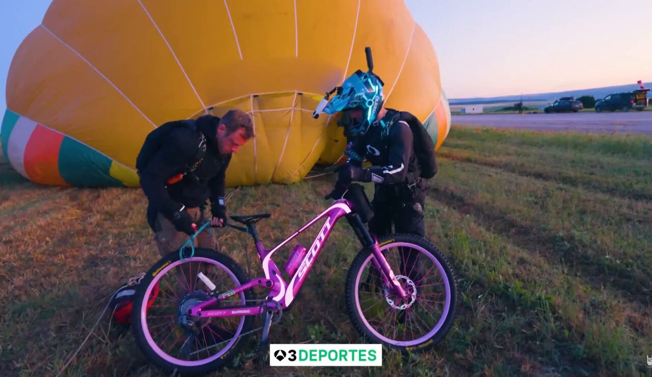 Elias Schwarzler, primera persona en recorrer la parte superior de un globo aerost&aacute;tico en bici