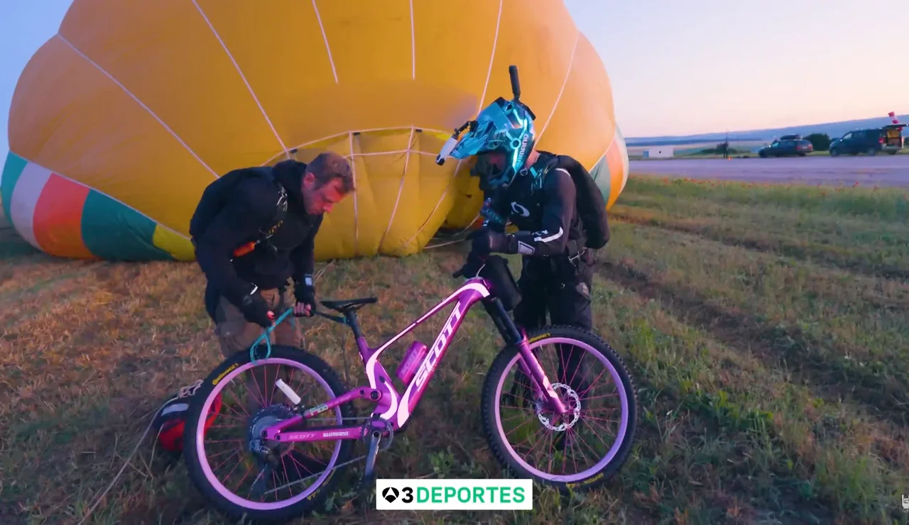Elias Schwarzler, primera persona en recorrer la parte superior de un globo aerostático en bici