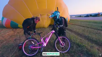 Elias Schwarzler, primera persona en recorrer la parte superior de un globo aerostático en bici Elias Schwarzler, primera persona en recorrer la parte superior de un globo aerostático en bici