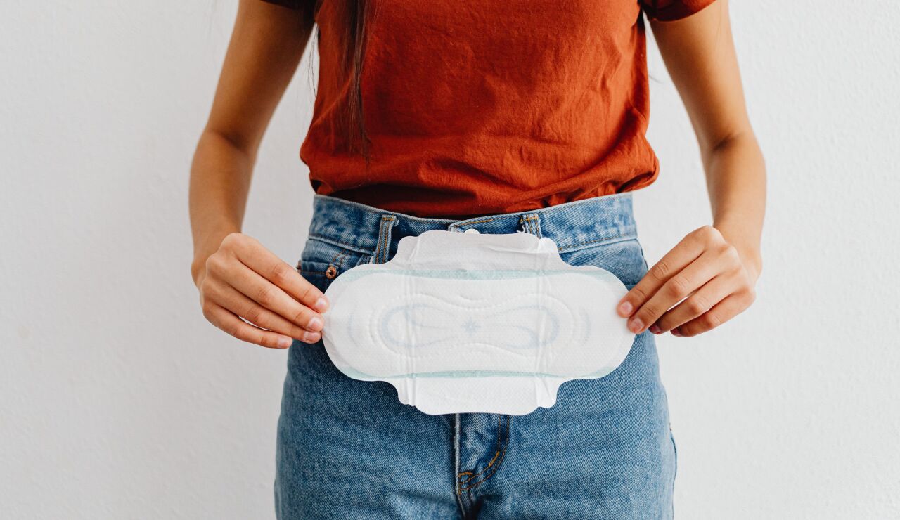 Mujer con una compresa