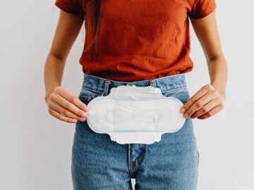 Mujer con una compresa