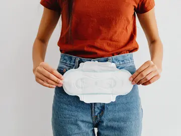 Mujer con una compresa Mujer con una compresa