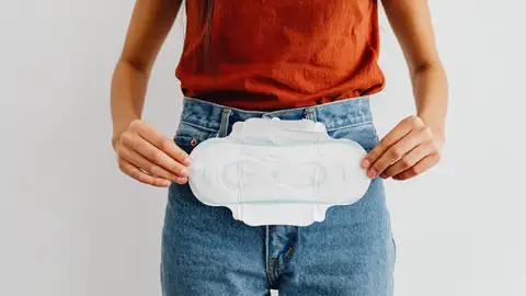 Mujer con una compresa Mujer con una compresa