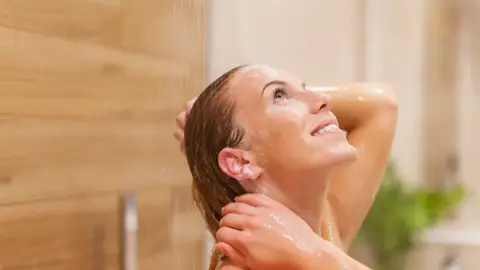 Mujer duchándose Mujer duchándose