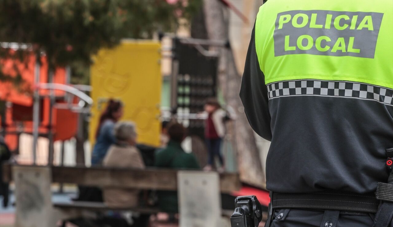 Polic&iacute;a local en una foto de archivo