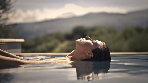 Mujer en una piscina