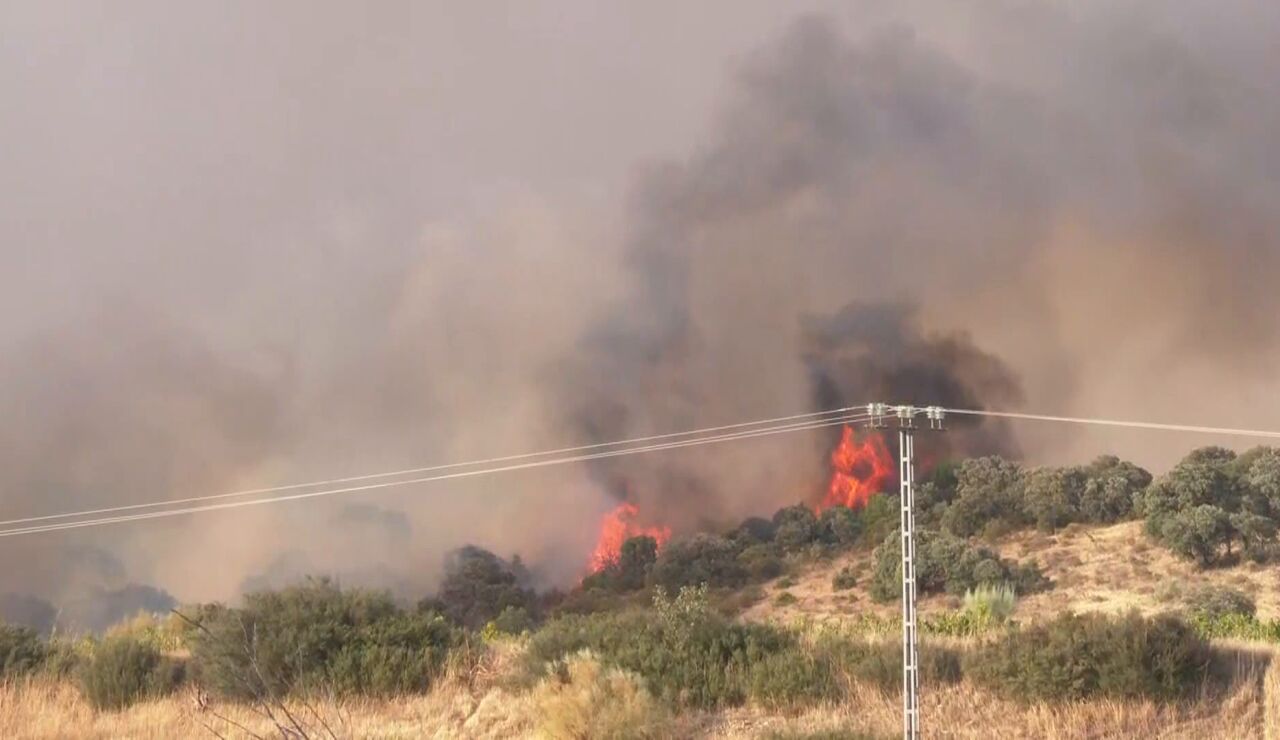 El incendio de Villa del Prado afecta a la localidad de Aldea del Fresno, Madrid.