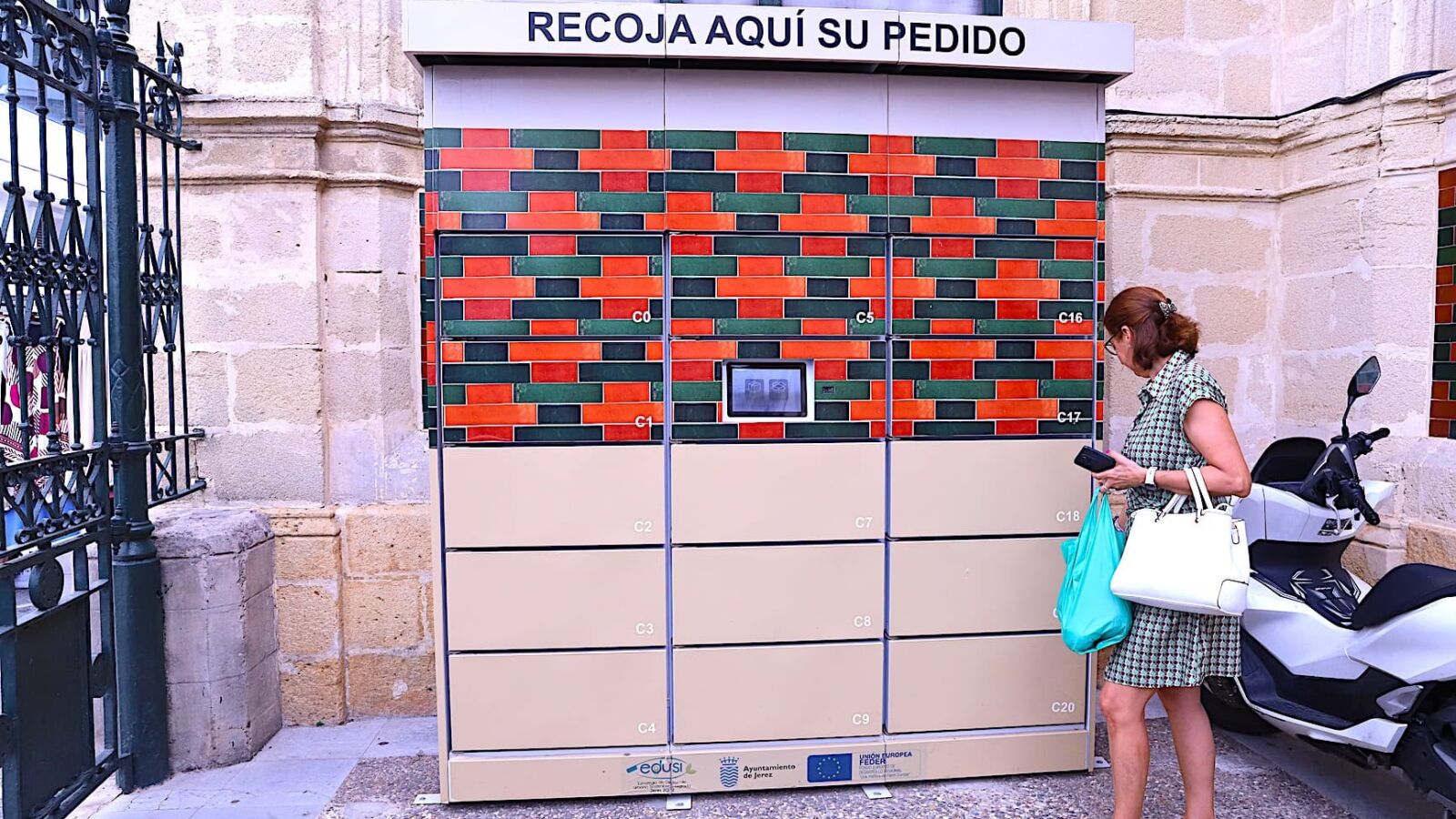 El mercado de siempre se reinventa: Jerez estrena taquillas refrigeradas para comprar por WhatsApp y recoger con un QR