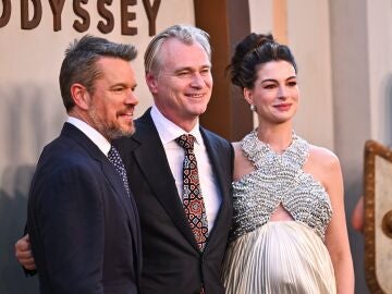 Matt Damon, el director Christopher Nolan y Anne Hathaway en la premiere de La Odisea en Nueva York