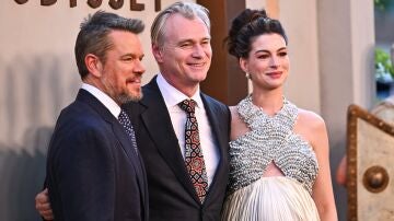 Matt Damon, el director Christopher Nolan y Anne Hathaway en la premiere de La Odisea en Nueva York