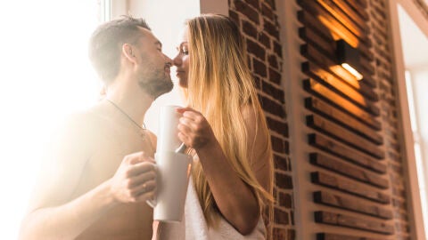 Pareja teniendo un momento íntimo y bonito en casa