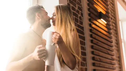 Pareja teniendo un momento íntimo y bonito en casa Pareja teniendo un momento íntimo y bonito en casa