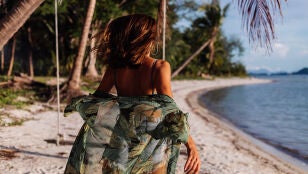Mujer con pareo en la playa