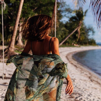 Mujer con pareo en la playa