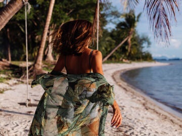 Mujer con pareo en la playa