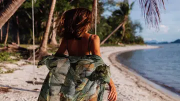 Mujer con pareo en la playa Mujer con pareo en la playa