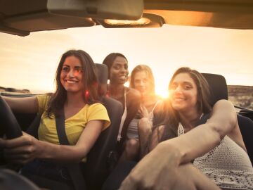 Amigas de viaje en un coche