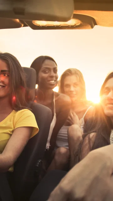 Amigas de viaje en un coche Amigas de viaje en un coche