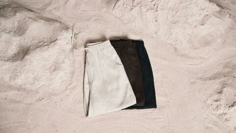 Pantalones de lino sobre la arena