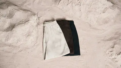Pantalones de lino sobre la arena Pantalones de lino sobre la arena