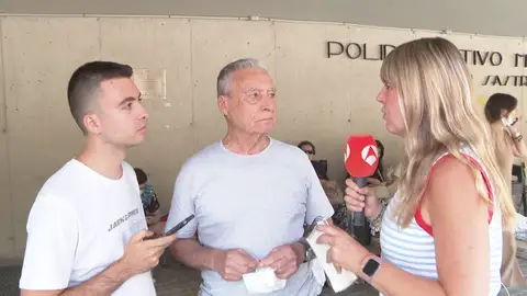 Un desalojado por los incendios en Ávila se rompe en directo Un desalojado por los incendios en Ávila se rompe en directo