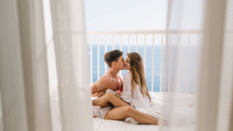 Pareja teniendo un momento íntimo y bonito en casa