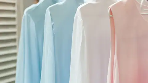 Camisas colgadas en perchas Camisas colgadas en perchas