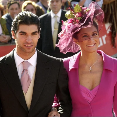 Cayetano Rivera junto a su madre, Carmina Ordóñez, el día de su boda