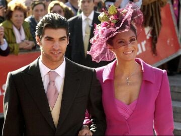 Cayetano Rivera junto a su madre, Carmina Ord&oacute;&ntilde;ez, el d&iacute;a de su boda