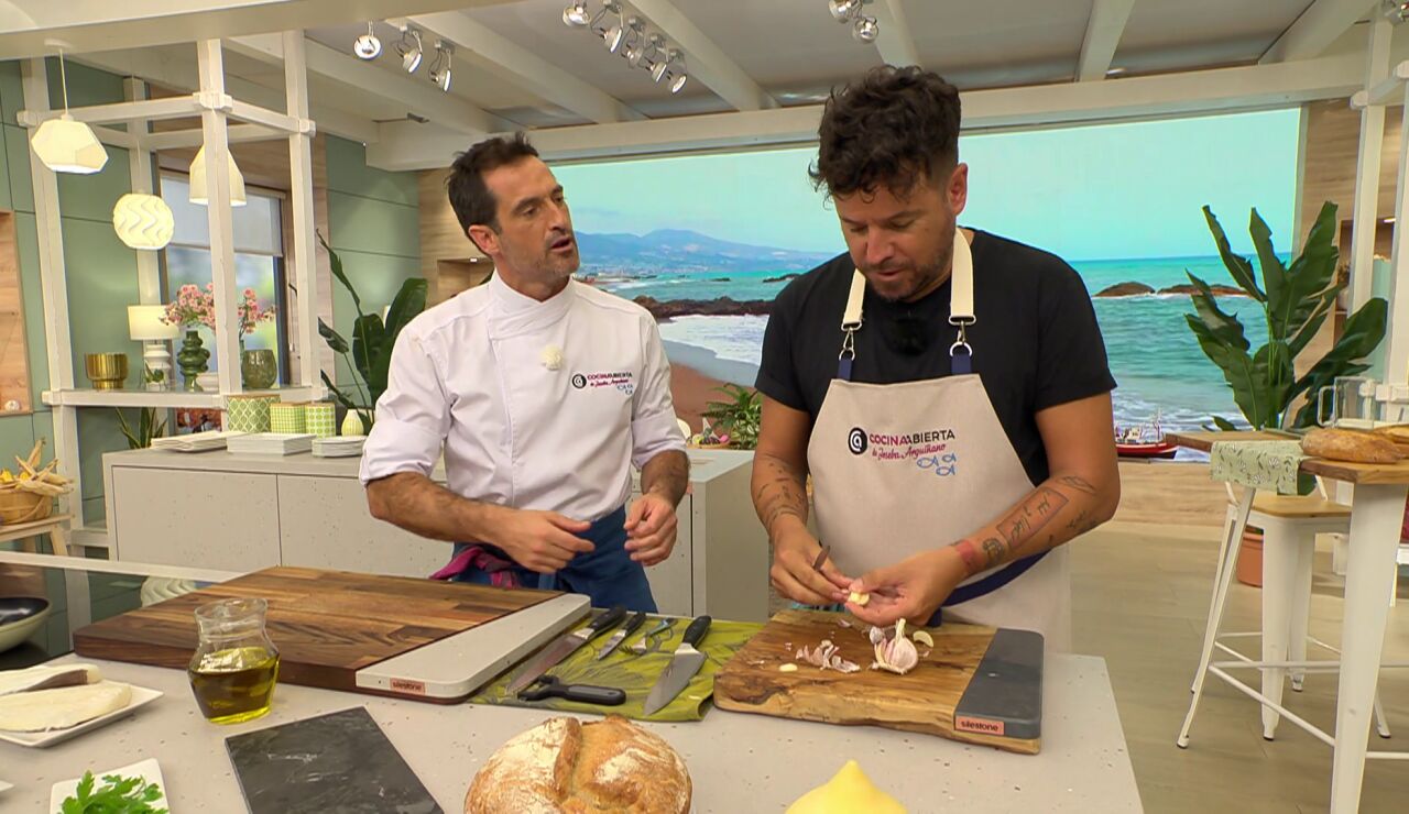 El truco de Joseba Argui&ntilde;ano para que se despegue bien la piel del ajo