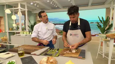 El truco de Joseba Arguiñano para que se despegue bien la piel del ajo: “Lo pones en agua caliente y sale más fácil” El truco de Joseba Arguiñano para que se despegue bien la piel del ajo: “Lo pones en agua caliente y sale más fácil”