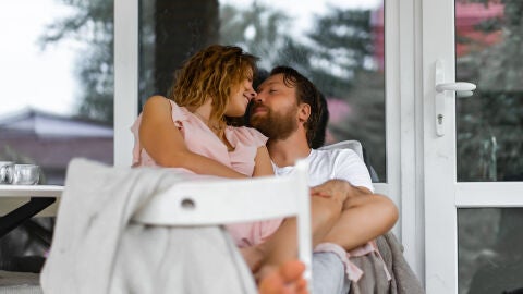Pareja teniendo un momento íntimo y bonito en casa