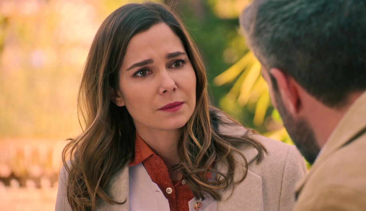 Andr&eacute;s entrega a Bego&ntilde;a los negativos comprometidos de Gabriel, pero le advierte que se ha guardado uno&hellip; &iexcl;sin saber que les estaban vigilando!