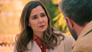 Andrés entrega a Begoña los negativos comprometidos de Gabriel, pero le advierte que se ha guardado uno… ¡sin saber que les estaban vigilando!