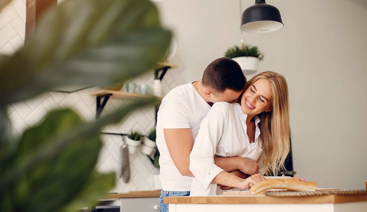 Pareja teniendo un momento &iacute;ntimo y bonito en casa