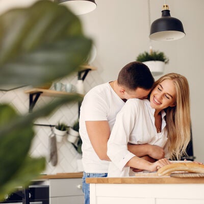 Pareja teniendo un momento &iacute;ntimo y bonito en casa