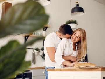 Pareja teniendo un momento &iacute;ntimo y bonito en casa