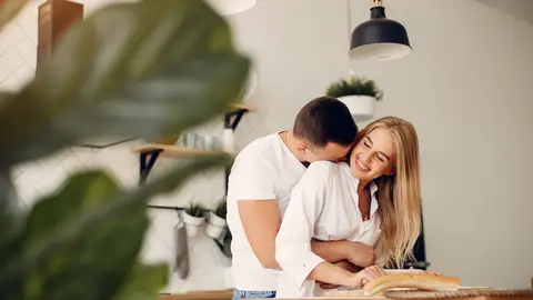 Pareja teniendo un momento íntimo y bonito en casa Pareja teniendo un momento íntimo y bonito en casa