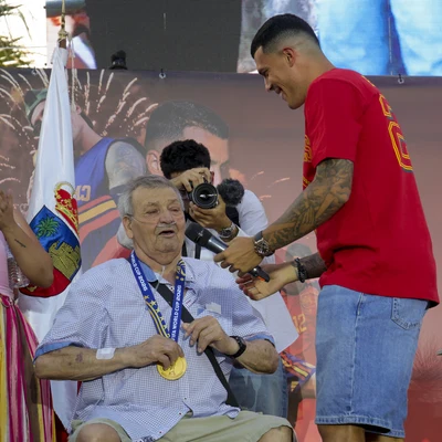 Pedro Porro junto a su abuelo