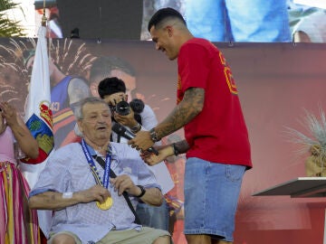 Pedro Porro junto a su abuelo
