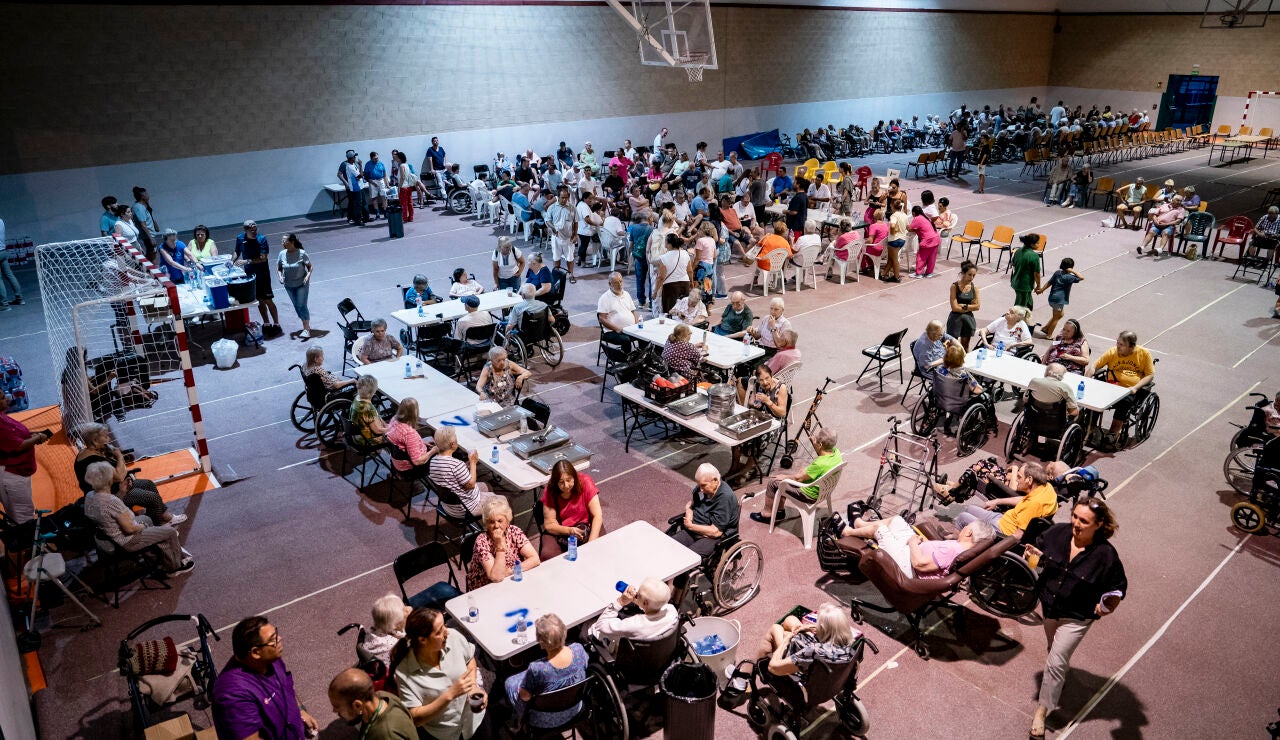 Varias personas desalojadas del municipio de Aldea del Fresno, en el polideportivo de Villamanta