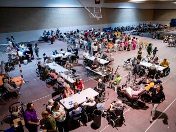 Varias personas desalojadas del municipio de Aldea del Fresno, en el polideportivo de Villamanta