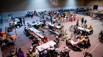 Varias personas desalojadas del municipio de Aldea del Fresno, en el polideportivo de Villamanta