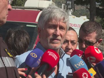 Marlaska comparece desde el puesto de mando para seguir la evoluci&oacute;n de los incendios