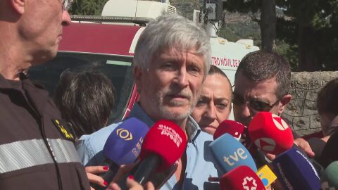 Marlaska comparece desde el puesto de mando para seguir la evoluci&oacute;n de los incendios